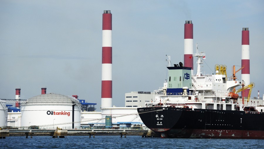 Kapal tanker minyak Qiu Chi berlabuh di dekat tangki penyimpanan Oiltanking Singapore Ltd di Singapura./Bloomberg-Munshi Ahmed