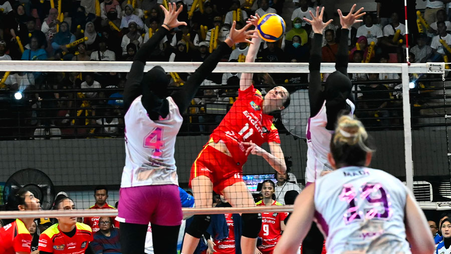Pevoli Jakarta Pertamina Enduro Shcherban (tengah) melakukan smes pada pertandingan Final putri Proliga (Dok. Pertamina)