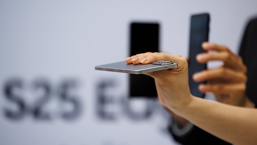 Ponsel pintar Samsung Galaxy S25 Edge selama peluncuran di Seoul, Korea Selatan, Selasa (13/5/2025). (SeongJoon Cho/Bloomberg)