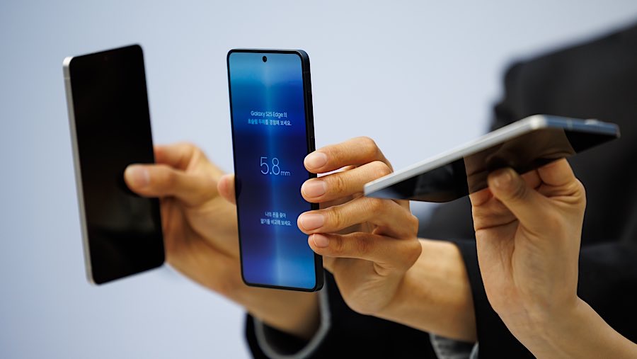 Ponsel pintar Samsung Galaxy S25 Edge selama peluncuran di Seoul, Korea Selatan, Selasa (13/5/2025). (SeongJoon Cho/Bloomberg)