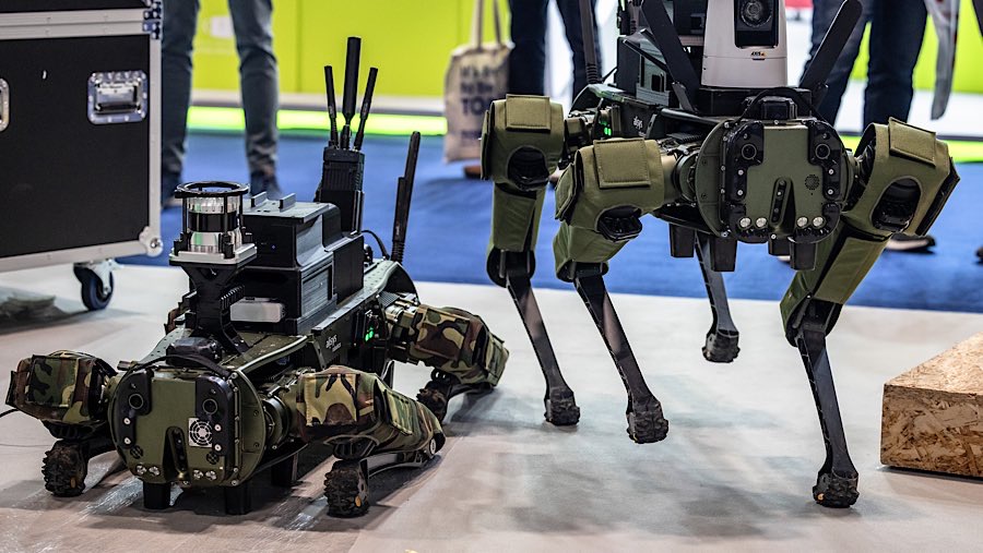 Anjing robot di stan Alisys Robotics SLU selama pameran pertahanan FEINDEF di Madrid, Spanyol, Senin (12/5/2025). (Angel Garcia/Bloomberg)