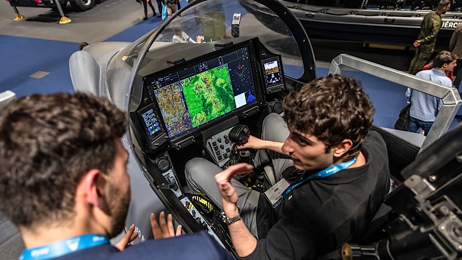Kokpit jet tempur Eurofighter Halcon II di pameran pertahanan FEINDEF di Madrid, Spanyol, Senin (12/5/2025). (Angel Garcia/Bloomberg)