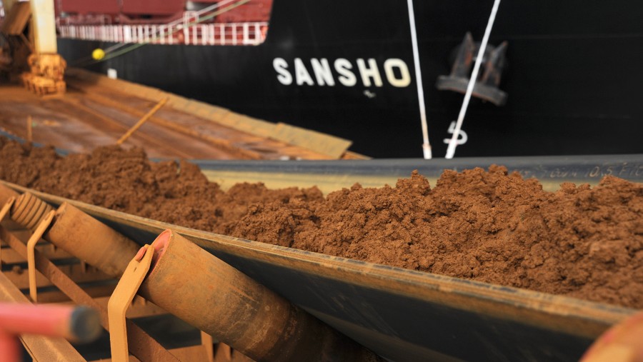 Bijih nikel dibongkar dari kapal pengangkut curah Sansho./Bloomberg-Carla Gottgens