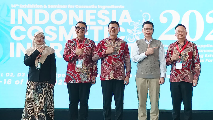 Ketua Perkosmi, Sancoyo Antarikso bersama Kepala BPOM Taruna Ikrar. (Sumber: Dinda Decembria/Bloomberg Technoz)