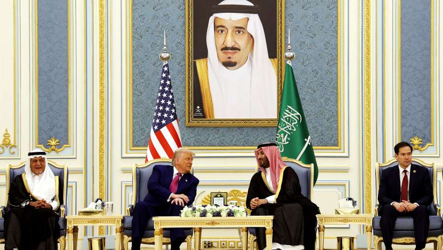 Donald Trump dan Pangeran Arab Saudi Mohammed bin Salman. (Bloomberg)	
