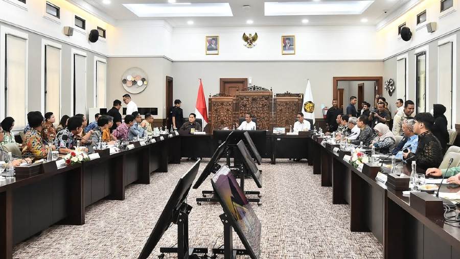 Menteri BUMN Erick Thohir-Menteri ESDM Bahlil Lahadalia, juga wakil CATL dalam diskusi terkait investasi ekosistem terintegrasi baterai EV. (@erickth)