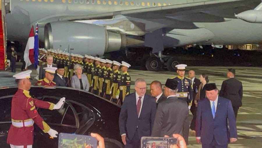 Perdana Menteri (PM) Australia, Anthony Albanese tiba di Bandara Udara Halim Perdanakusuma, Rabu (14/5/2025). (Azura Yumna/Bloomberg Technoz)