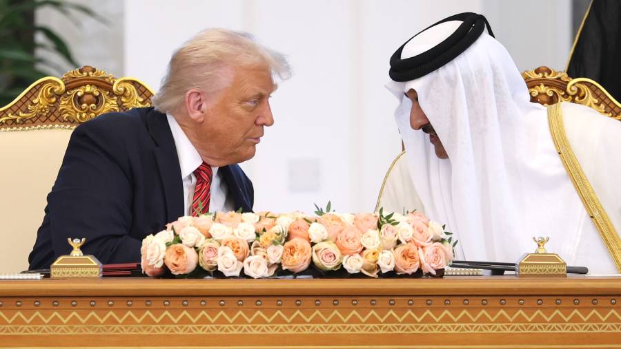 Presiden AS Donald Trump dan Emir Qatar Sheikh Tamim bin Hamad al-Thani. (Sumber: Bloomberg)