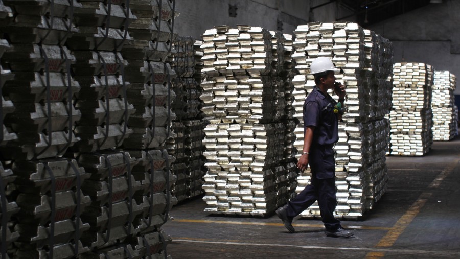 Batangan timah ditumpuk untuk pengiriman di gudang pabrik timah PT Timah di Pangkal Pinang, Pulau Bangka./Bloomberg-Dimas Ardian