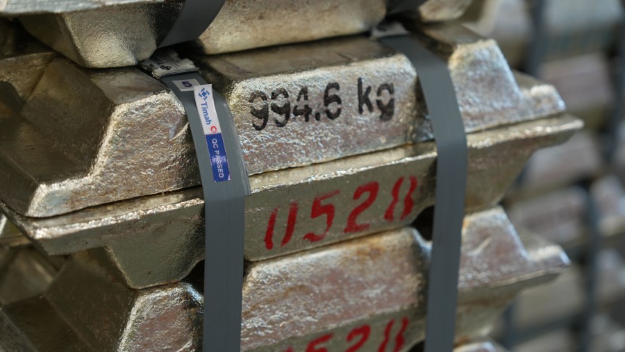 Batangan timah ditumpuk di gudang pabrik pengolahan PT Timah di Mentok, Pulau Bangka./Bloomberg-Dimas Ardian