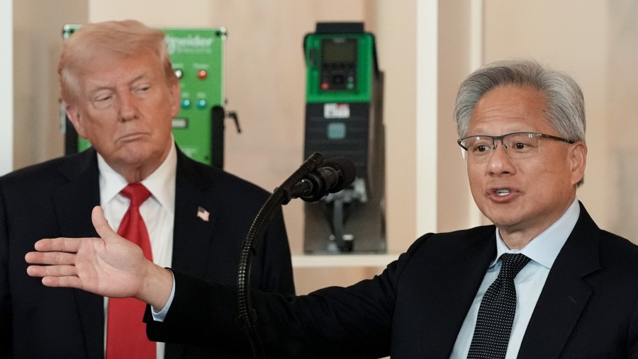 Jensen Huang, Co-founder dan CEO Nvidia bersama Presiden AS Donald Trump. (Ken Cedeno/UPI/Bloomberg)