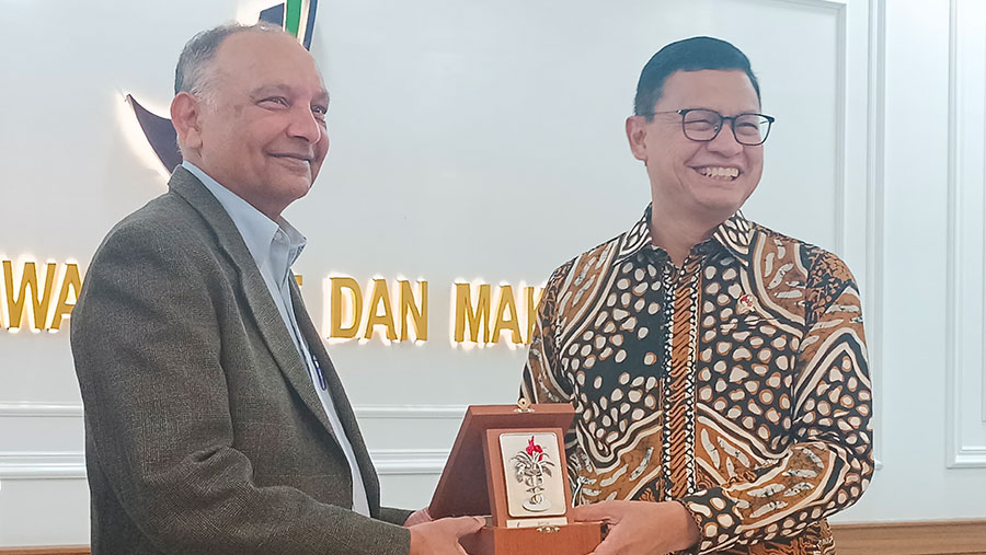 Kepala BPOM Taruna Ikrar bersama Senior Advisor Gates Foundation Ray Prasad. (Sumber: Dinda Decembria/Bloomberg Technoz)