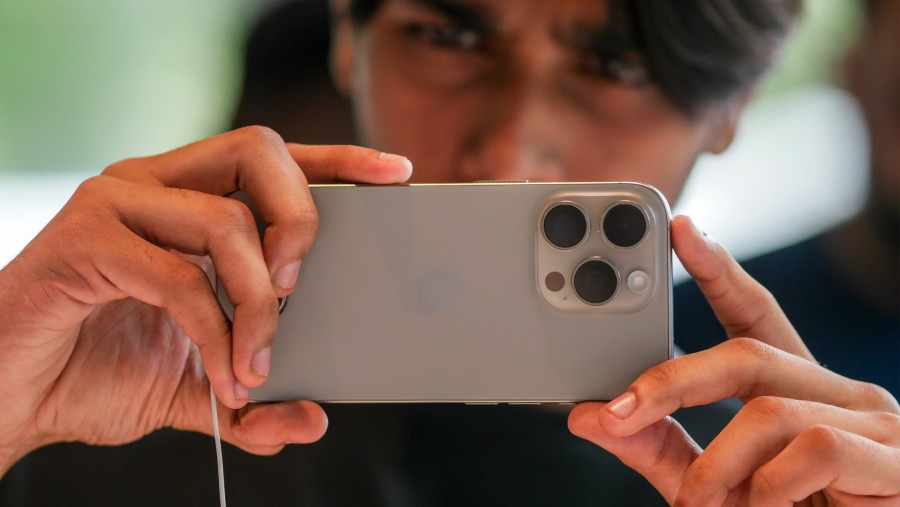 Pengguna iPhone. (Bloomberg)