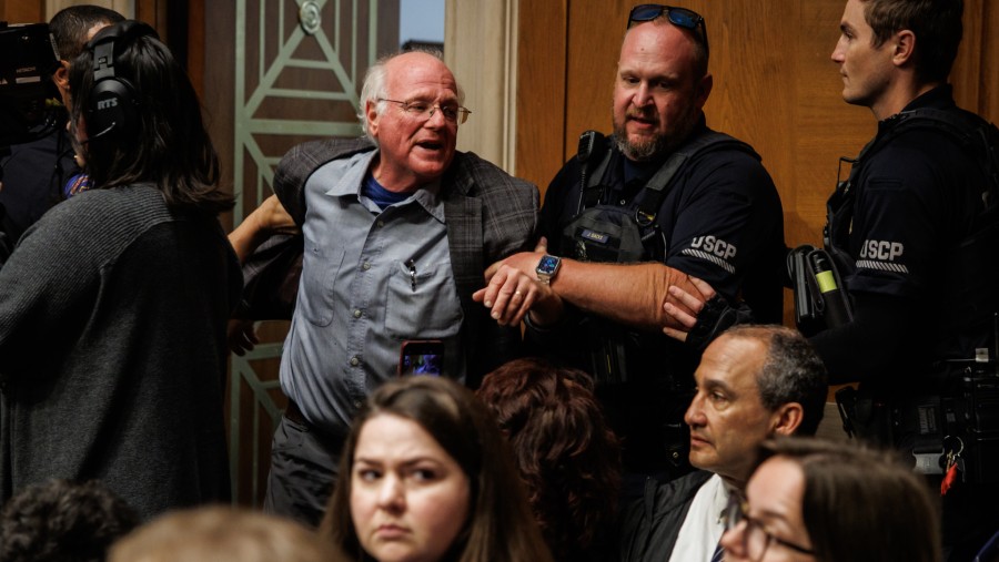 Ben Cohen ditahan Kepolisian Capitol AS karena mengganggu proses persidangan di Capitol Hill. (Fotografer: Samuel Corum/Getty Images via Bloomberg)