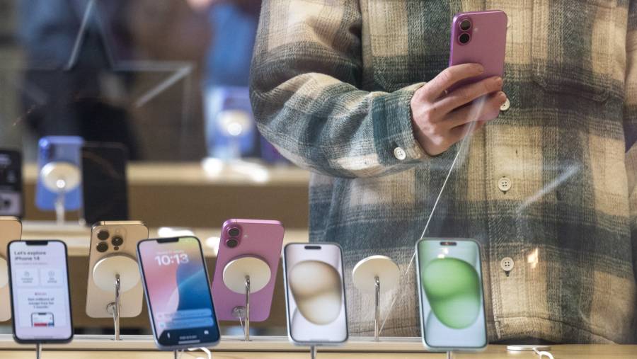 Pembeli mencoba fitur pada seri terbaru iPhone 16. (Bloomberg)