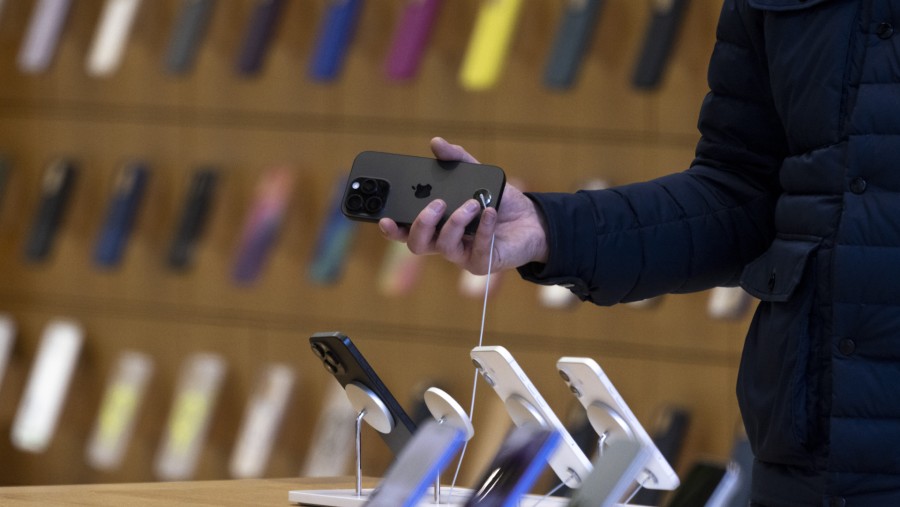 Pembeli mencoba fitur pada seri terbaru iPhone 16.Pro Max (Bloomberg)