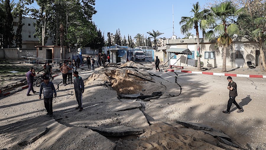 Israel sengaja menargetkan siapa pun yang berusaha menyelamatkan korban yang terluka. (Ahmad Salem/Bloomberg)