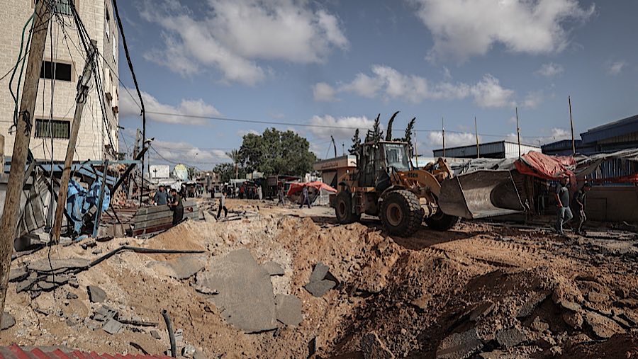 Beberapa jenazah korban tidak ditemukan karena tersebar di sekitar area rumah sakit akibat tingginya intensitas pemboman. (Ahmad Salem/Bloomberg)