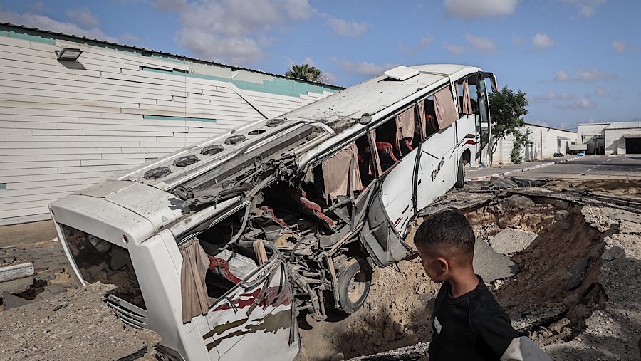 Kerusakan akibat serangan udara Israel pada 13 Mei di luar Rumah Sakit Eropa Gaza di Khan Younis timur, Rabu (14/5/2025). (Ahmad Salem/Bloomberg)
