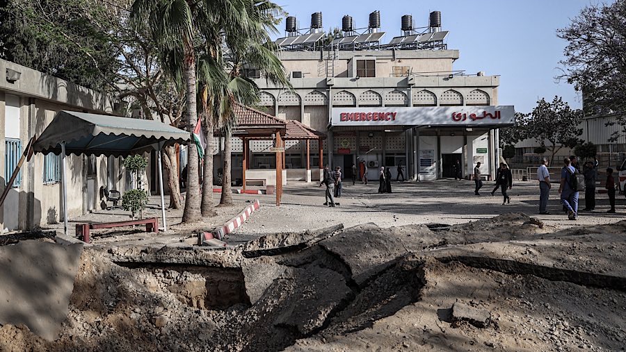 Kerusakan akibat serangan udara Israel pada 13 Mei di luar Rumah Sakit Eropa Gaza di Khan Younis timur, Rabu (14/5/2025). (Ahmad Salem/Bloomberg)
