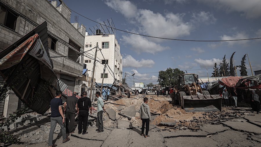 Warga memeriksa kerusakan akibat serangan udara Israel di luar Rumah Sakit Eropa Gaza di Khan Younis timur, Rabu (14/5/2025). (Ahmad Salem/Bloomberg)