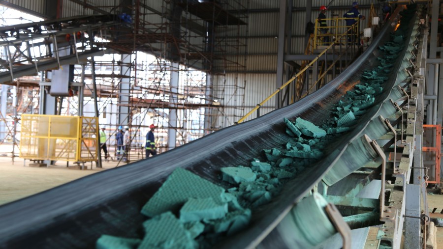 Conveyor belt berisi kobalt./dok. Bloomberg