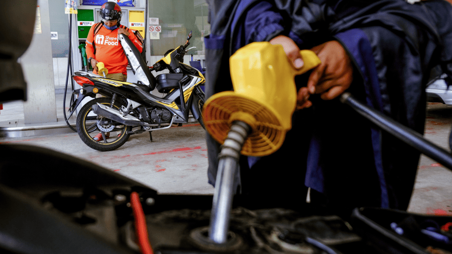 Pelanggan mengisi ulang bensin RON95 di pom bensin Malaysia./dok. Bloomberg