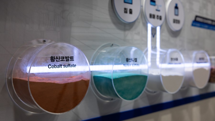 Kobalt sulfat dipamerkan di Stan Sungeel Hitech Co. yang dipamerkan di pameran InterBattery di Seoul, Korea Selatan./Bloomberg-SeongJoon Cho
