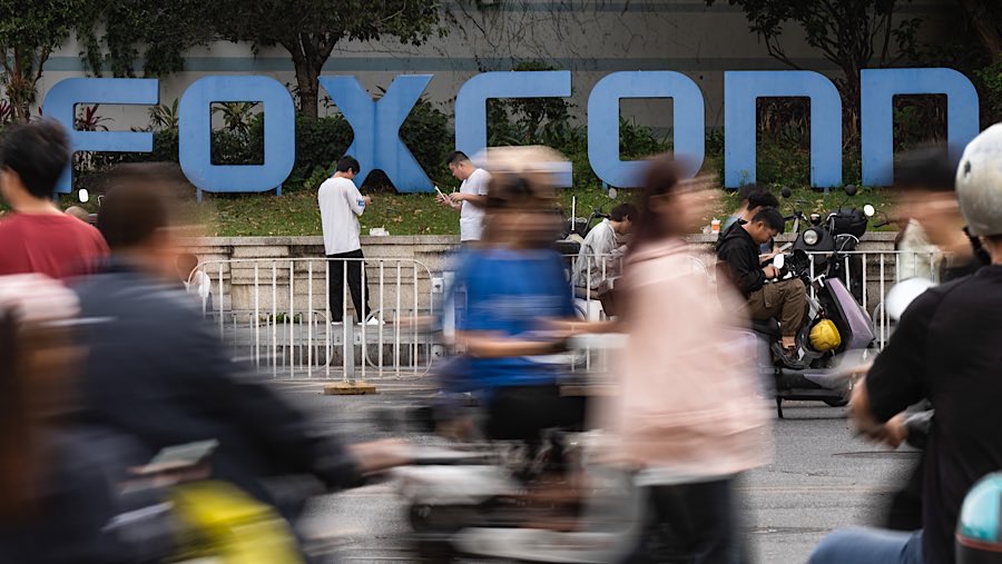 Papan tanda di kampus Foxconn Technology Group di distrik Longhua di Shenzhen, China, Kamis (17/4/2025). (Qilai Shen/Bloomberg)