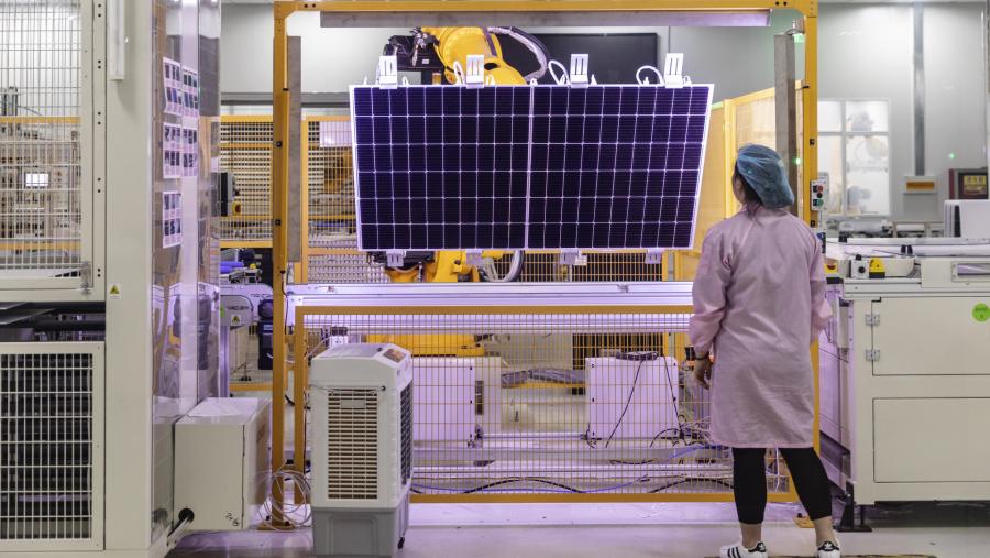 Ilustrasi pembuatan solar panel. (Bloomberg)