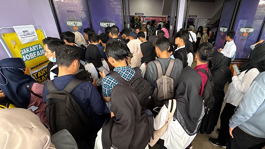 Disnakertransgi DKI Jakarta mencatat jumlah pengangguran atau pencari kerja saat ini mencapai 330 ribu. (Bloomberg Technoz/Andrean Kristianto)