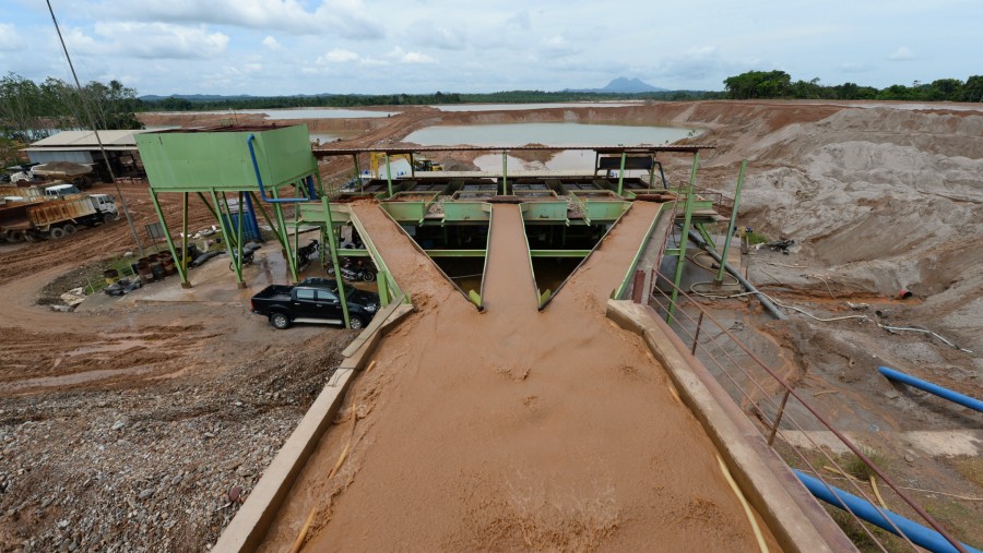 Bubur bijih timah melewati pintu air di operasi PT Timah di Sungai Liat, Pulau Bangka./Bloomberg-Dimas Ardian