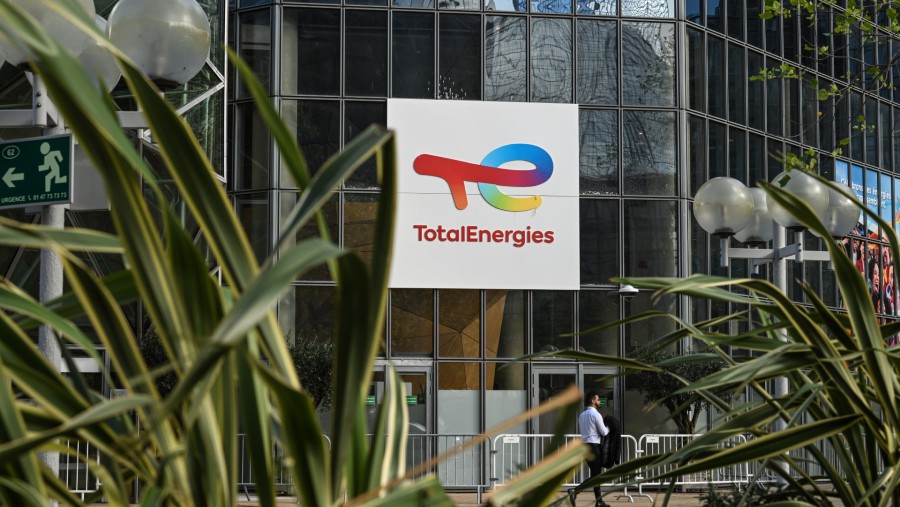 Logo perusahaan di bagian luar kantor pusat TotalEnergies SE di distrik bisnis La Defense di Paris, Prancis./Bloomberg-Benjamin Girette