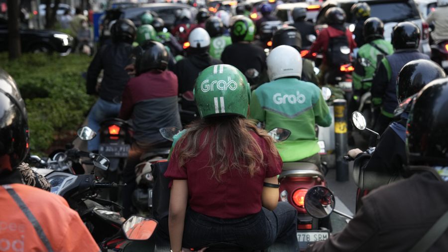 Ojol hadapi kemacetan jalanan di Jakarta. (Bloomberg)