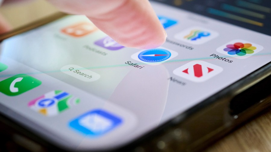 Tampilan layar pada sebuah perangkat iPhone. (Bloomberg)