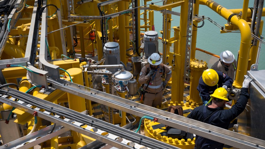 Pekerja di anjungan minyak lepas pantai Shell Vito berlabuh di Kiewit Offshore Services./Bloomberg-Eddie Seal