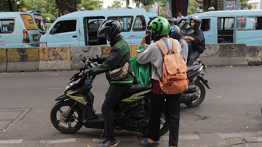 Sebelumnya terdapat Gerakan offbid yang dilakukan oleh massa aksi yang menggelar demo hari ini, (Bloomberg Technoz/Andrean Kristianto)