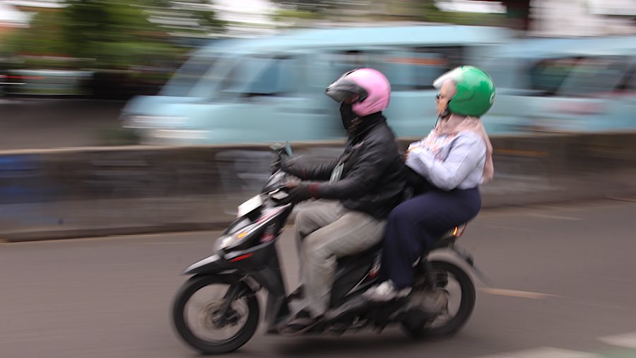 Tidak semua mitra ojek online mengikut aksi demonstrasi besar-besaran hari ini. (Bloomberg Technoz/Andrean Kristianto)