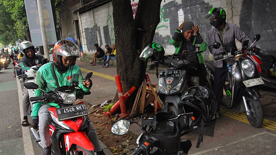Namun berdarskam pantauan Bloomberg Technoz, driver ojol yang masih narik lebih sedikit dari hari biasanya. (Bloomberg Technoz/Andrean Kristianto)