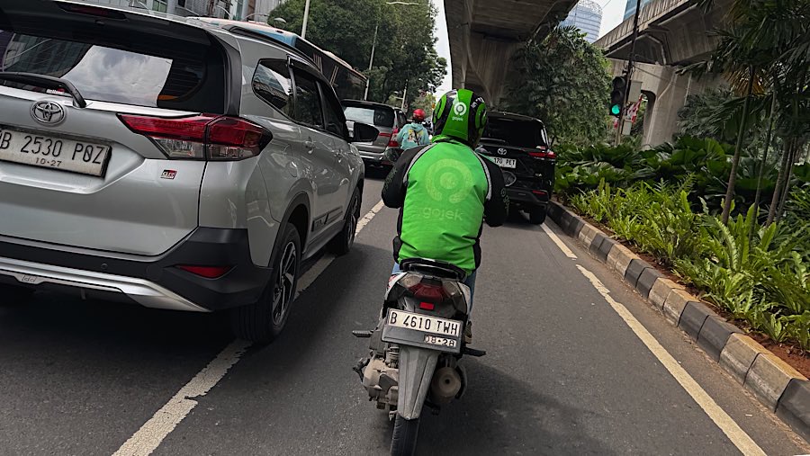 Mereka yang tetap onbid banyak yang tidak menggunakan atribut atau membalikan jaketnya. (Bloomberg Technoz/Andrean Kristianto)