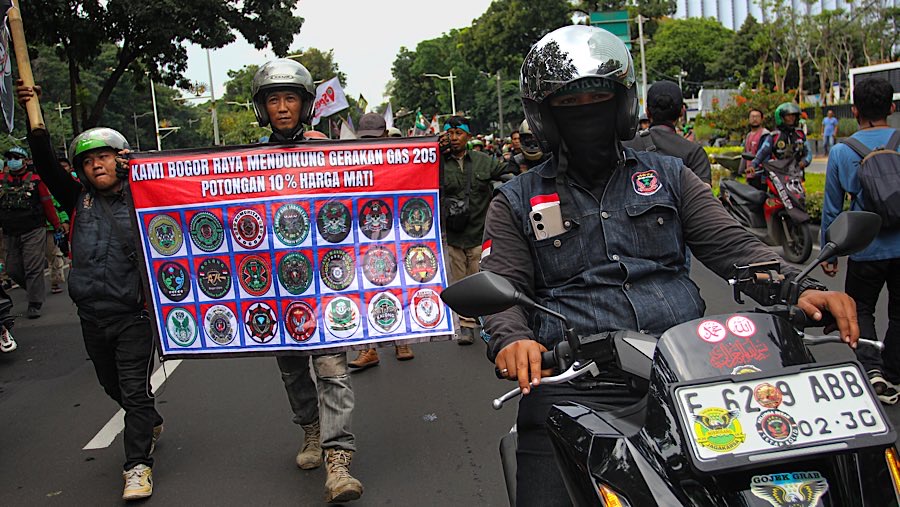 Ratusan pengemudi ojol dan taksi online berdemo di kawasan Patung Kuda, Jakarta, Selasa (20/5/2025). (Bloomberg Technoz/Andrean Kristianto)