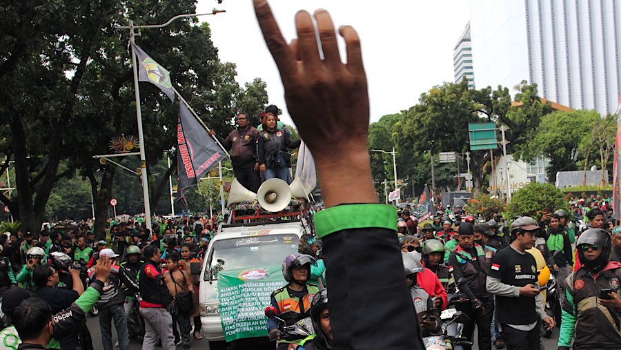 Sebagian pedemo bahkan mengancam akan menginap di Kantor Kemenhub jika tak ada Menhub yang datang menemui massa (Bloomberg Technoz/Andrean Kristianto)