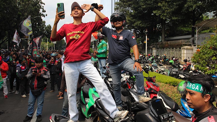 Ratusan pengemudi ojol dan taksi online berdemo di kawasan Patung Kuda, Jakarta, Selasa (20/5/2025). (Bloomberg Technoz/Andrean Kristianto)