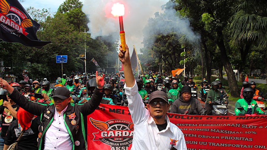 Para driver ojol dan taksi daring tersebut datang dari berbagai aplikator. (Bloomberg Technoz/Andrean Kristianto)