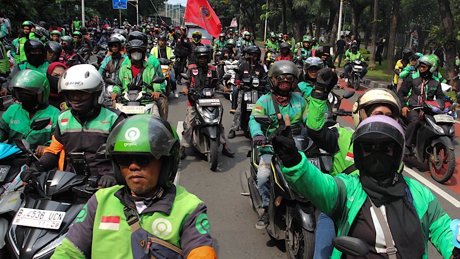 Ratusan pengemudi ojol dan taksi online berdemo di kawasan Patung Kuda, Jakarta, Selasa (20/5/2025). (Bloomberg Technoz/Andrean Kristianto)