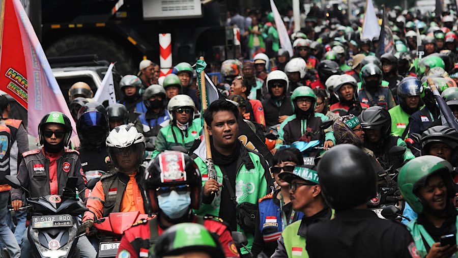 Ratusan driver ojol dan taksi online berdemo di kawasan Patung Kuda, Jakarta, Selasa (20/5/2025). (Bloomberg Technoz/Andrean Kristianto)