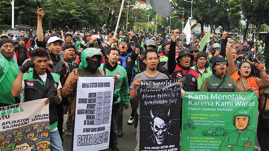 Ratusan pengemudi ojol dan taksi online berdemo di kawasan Patung Kuda, Jakarta, Selasa (20/5/2025). (Bloomberg Technoz/Andrean Kristianto)
