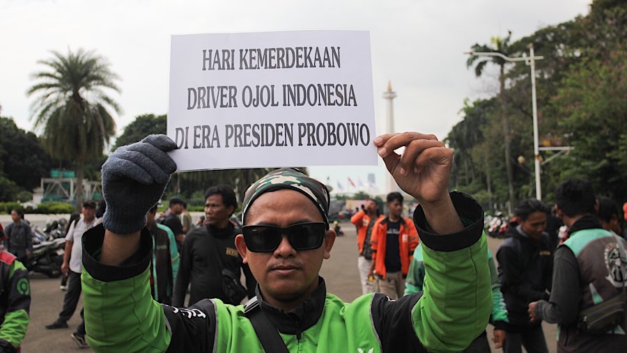 Para pengunjuk rasa menuntut aplikator untuk membuat peraturan mengenai tarif yang adil untuk mitra driver. (Bloomberg Technoz/Andrean Kristianto)