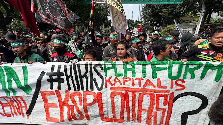 Ratusan pengemudi ojol dan taksi online berdemo di kawasan Patung Kuda, Jakarta, Selasa (20/5/2025). (Bloomberg Technoz/Andrean Kristianto)