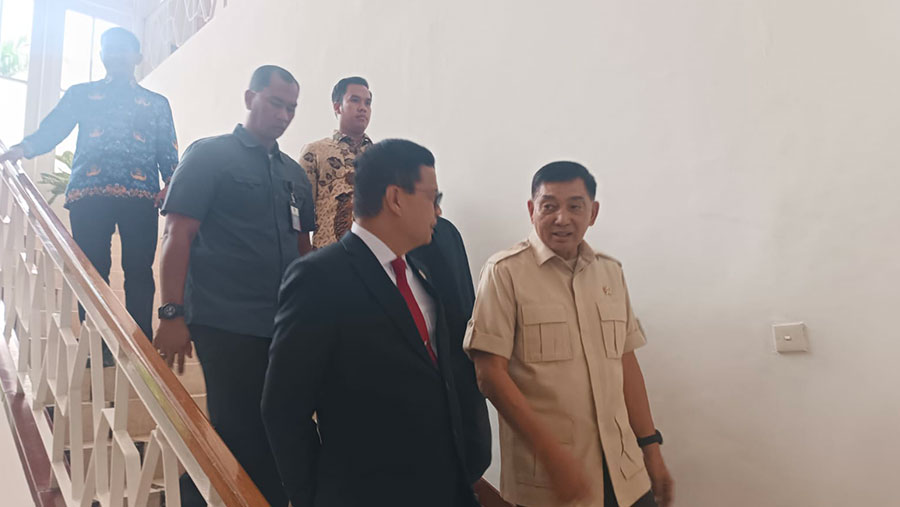 kepala Bpom Taruna Ikrar bersama Menhan (Dinda Decembria/Bloomberg Technoz)